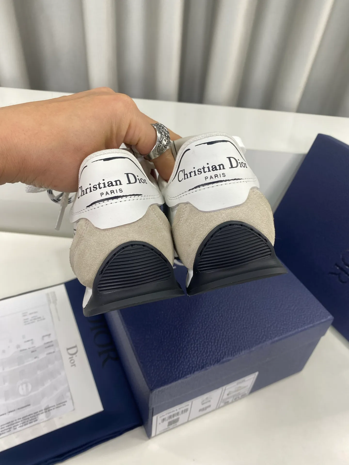 👟👟Ex-factory price 560👟👟 Men's size +10 Dior Dior D-Sketch series graffiti moral shoes casual sports shoes ☑️ D-Sketch sports shoes made a wonderful appearance at the Dior 2025 spring and summer ready-to-wear series show, highlighting the classic retro aesthetics. Crafted from white nylon and calf leather, it's finished with a printed logo inspired by the shoe's production stages, with beige suede calf leather panels and double laces. A handwritten Christian Dior Paris signature adorns the sides, while a Christian Dior Paris signature panel and plaque adorn the heel and tongue. Paired with two-color thin rubber soles, they are more refined and can add high-end temperament to various casual looks. Exquisite packaging at the delivery counter🛍📦 ▪️Fabric: Original customized cowhide/graffiti ▪️Inner foot pads: Breathable mesh ▪️Sole: Original molded non-slip rubber outsole ▪️Sole thickness: 2CM ▪️Size: 35-45 (45 for women and 45 for men, customization is not returnable)